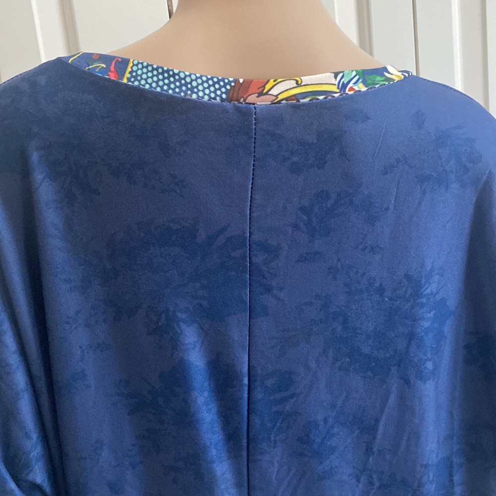 NWOT Love U Dear Womens 1X Adorable Bat Wing Navy Blouse. Floral and fun. - Picture 8 of 13